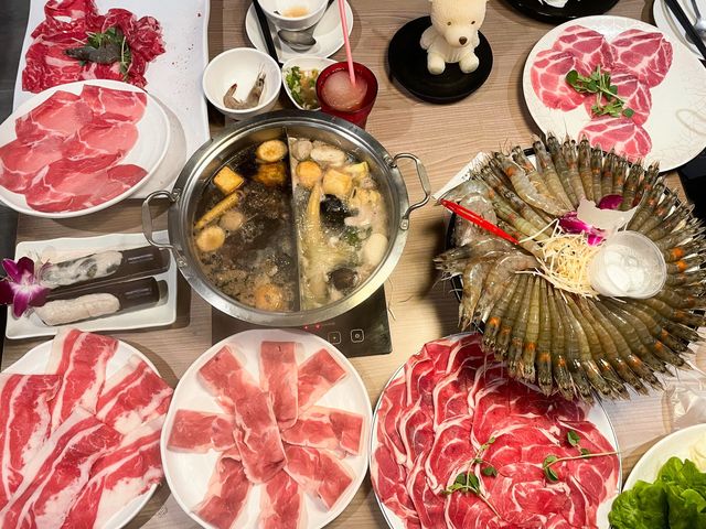 壽星台北火鍋首選～好食多涮涮鍋｜生日吃鍋超嗨！幾歲送幾隻蝦還再送同桌每人一盤肉｜用平價吃到多元湯頭新鮮海鮮 肉質軟嫩好吃不膩口｜台北火鍋推薦 