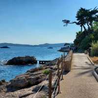 Walking path to Plage Mala beach clubs