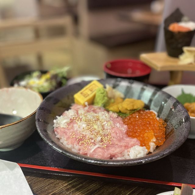 滿佈紫藤花的日式居酒屋