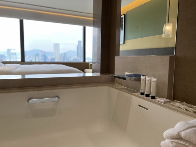 一起感受GrandHyatt君悦酒店維港180度套房是怎樣的！