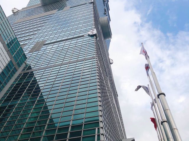 捷運🚇台北101站購物中心出口的裝置藝術🎨⚽️世界盃要開打囉❗️