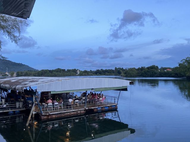 สวยอาหารริมน้ำ ร้านอาหารเก่าแก่คู่เมืองนราธิวาส