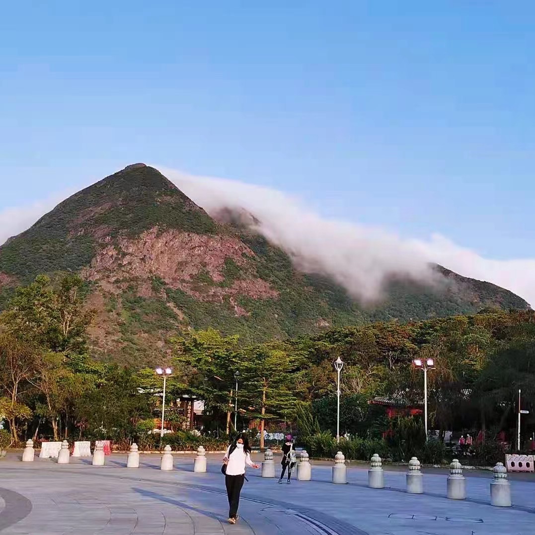 如一個披上婚紗待嫁的女子 香港第二高山 Trip Com 香港trip Moments 貼文