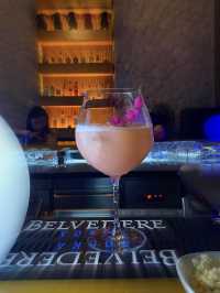 บาร์ rooftop บน Hillside ที่มีดีที่วิวเและดนตรี 