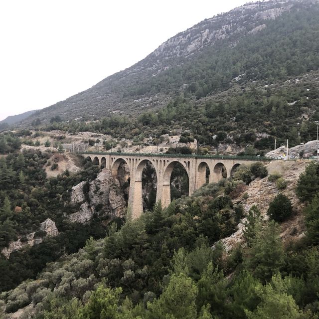 007の映画ロケ地にもなった鉄道橋