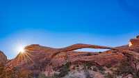The Arches National Park in the United States, known as the "Red Rock Wonderland", gathers the most beautiful natural arches in the world.