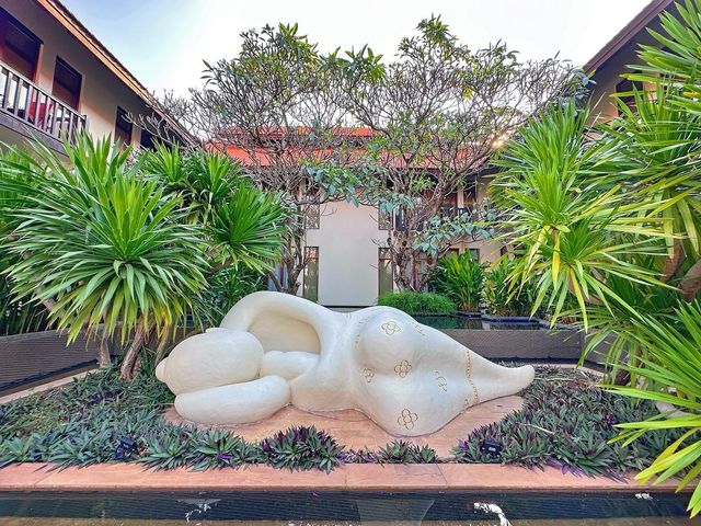 Anantara Suite at Angkor Wat Resort is so beautiful! Let's also visit the Queen's Palace in the afternoon.