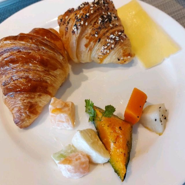 間距安心舒適的自助早餐