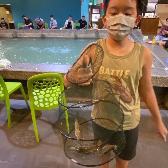 ［新竹市/香山］ 蝦暢複合式餐廳🦐｜有冷氣的釣蝦場就給過 環境乾淨整潔完全不會臭٩(ˊᗜˋ*)و 