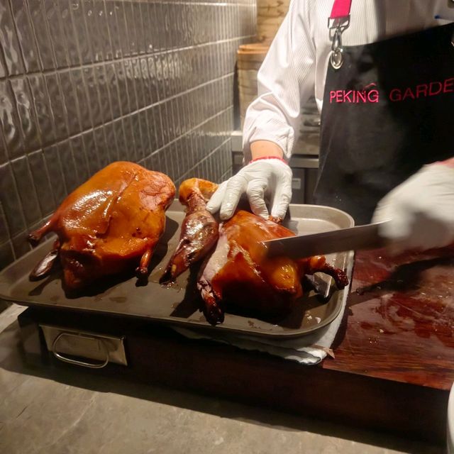 機器人很親切的，對我說： 唔該！ 借！ 借！