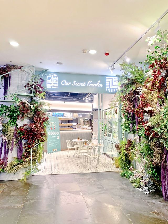 意外驚喜嘅秘密花園 知道旺角開咗間新餐廳，想去試吓好耐 今晚一於去試吓 因為唔喺好肚餓，但又唔可以唔食嘢 就叫咗小小嘢試吓 估唔到食物質素有意外驚喜 兩碟都幾好味 🥑牛油果醬芝士燒雞焗薯 勁香焗薯上