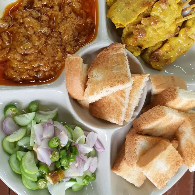  놀라운 푸켓식당 RAD NA KHUN JEED