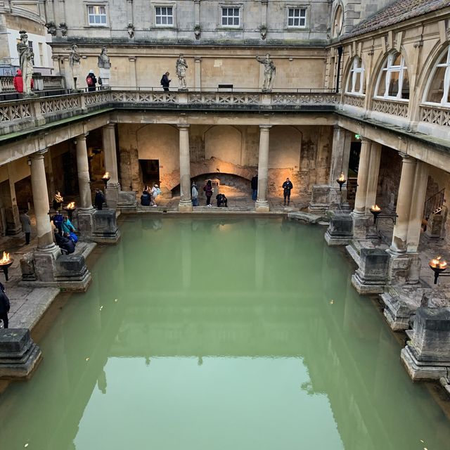 A glimpse of the well-reserved Roman Baths