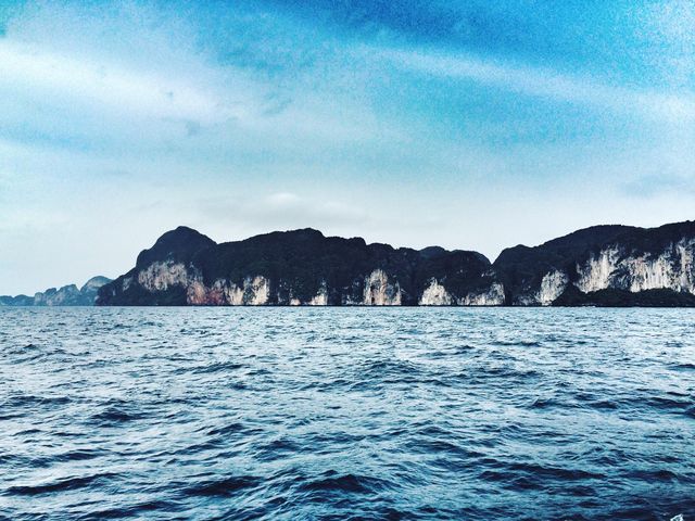 Relax and party on Koh Phi Phi