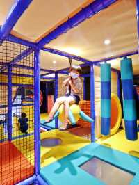 🤩超過 10,000 平方英尺嘅室內親子放電遊戲場所Sooper Yoo🤩 早前帶埋姪仔姪女率先試玩香港堅尼地城西寶城的 Sooper Yoo！嘩！嘩！嘩！一入場兩隻馬騮🐒就失控跑咗去😅 So