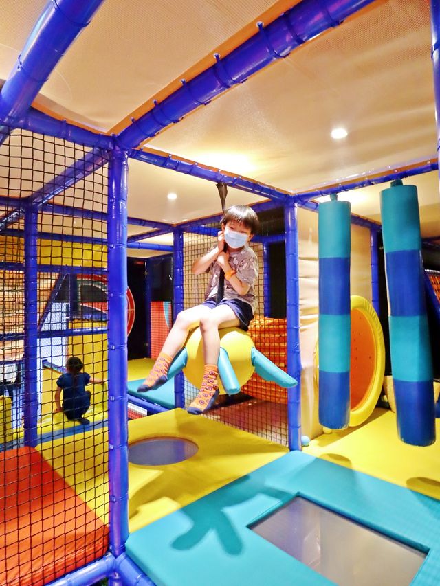 🤩超過 10,000 平方英尺嘅室內親子放電遊戲場所Sooper Yoo🤩 早前帶埋姪仔姪女率先試玩香港堅尼地城西寶城的 Sooper Yoo！嘩！嘩！嘩！一入場兩隻馬騮🐒就失控跑咗去😅 So