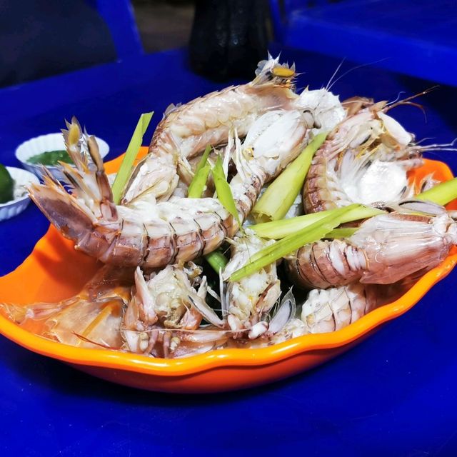Have fresh seafood at Son Tra Night Market 