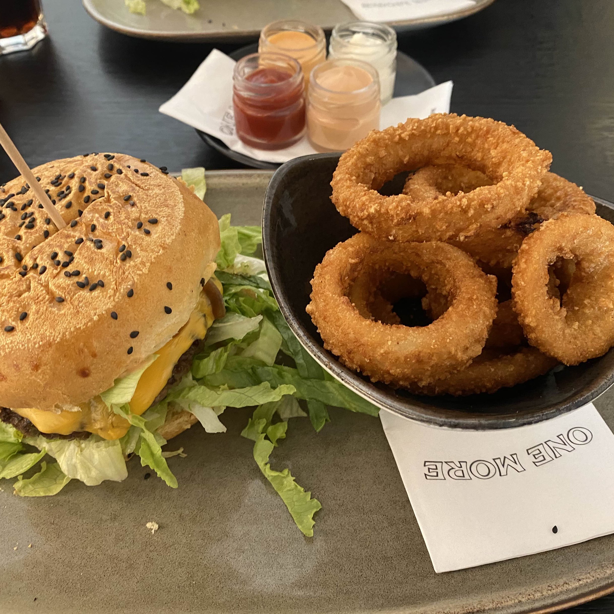 厚厚的肉餅和美味的洋蔥薯條🍔