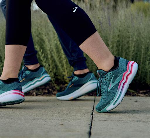 Chicago Girls Who Walk Demo with Brooks | Benjamin Franklin Monument