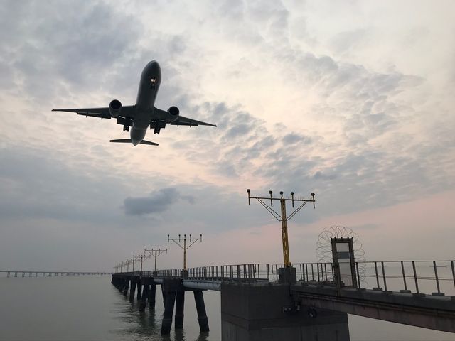 浪漫機場維修區看飛機日落