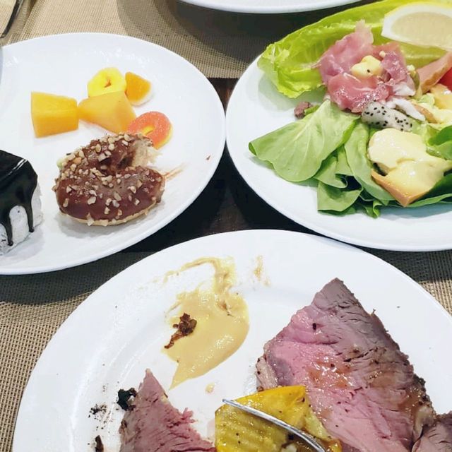 由11:30進食，兩小時美食充沛，而且座無虛席。