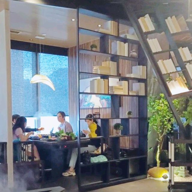 環境非常高雅，設計前衛 湊湊火鍋.茶憩 !