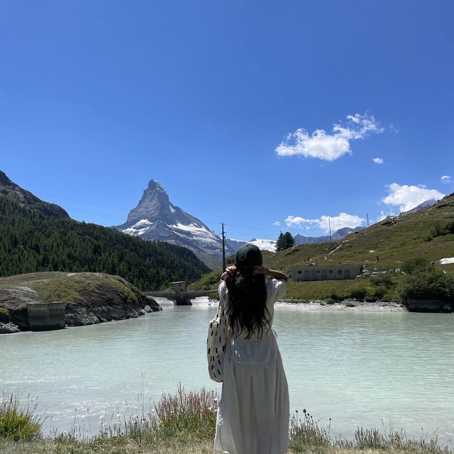 호수 뒤로 빼꼼 보이는 마테호른🏔