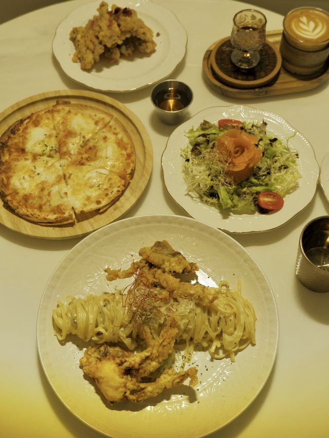 白色和風Cafe，外脆內軟的軟殼蟹意粉 