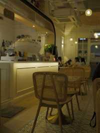 白色和風Cafe，外脆內軟的軟殼蟹意粉 