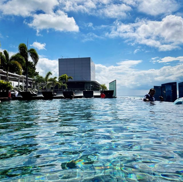 Best views of SG from MBS infinity pool