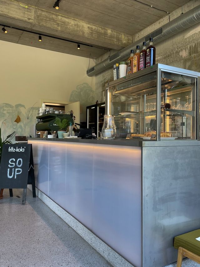 프라하에서 느낄 수 있는 성수동 느낌의 카페, yes cafe