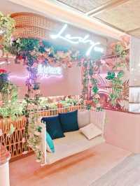 全海景粉紅 igable 餐廳  同閨蜜去High Tea ❤️當然要搵一間打卡able!  海港城Lady Nara 就係唔錯嘅選擇！ 休閒嘅粉紅色風格，泰式餐廳有度假風嘅感覺。 Afternoon