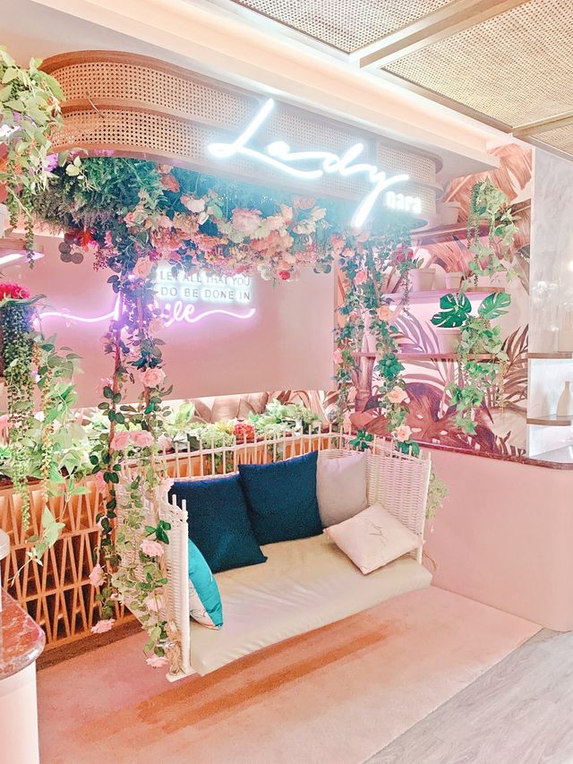 全海景粉紅 igable 餐廳  同閨蜜去High Tea ❤️當然要搵一間打卡able!  海港城Lady Nara 就係唔錯嘅選擇！ 休閒嘅粉紅色風格，泰式餐廳有度假風嘅感覺。 Afternoon