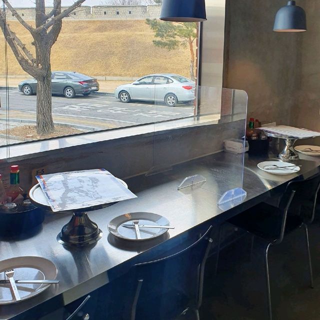 행리단길 뉴욕 감성 피자, 존앤진피자펍 행궁본점
