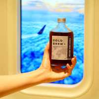 今次介紹比你呢間係新開的CABIN CREW COFFEE，以航空為主題，有侯機室+飛機艙做室內裝潢，勁啱打卡，最特別係卡位有飛機窗，打開見到富士山，係度影返張相扮去旅行都正啦！