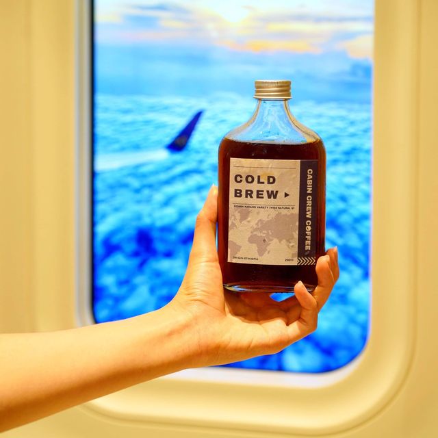 今次介紹比你呢間係新開的CABIN CREW COFFEE，以航空為主題，有侯機室+飛機艙做室內裝潢，勁啱打卡，最特別係卡位有飛機窗，打開見到富士山，係度影返張相扮去旅行都正啦！