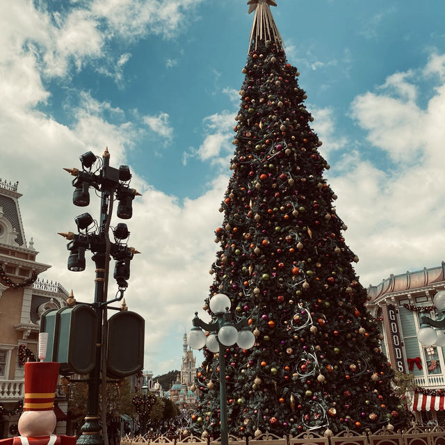 如果可以，想永遠住喺童話世界裏（已經有埋聖誕🎄裝飾的迪士尼）
