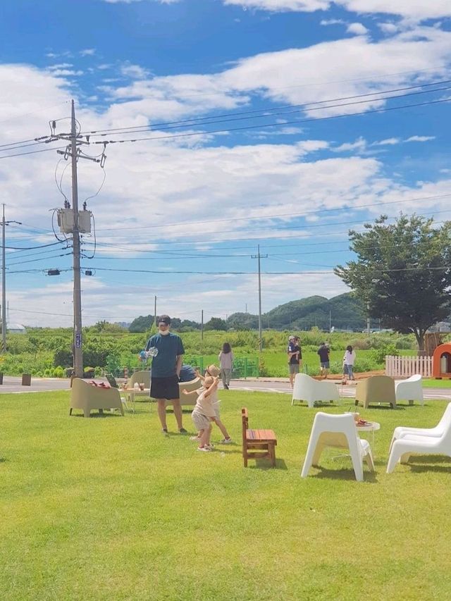 멋진 잔디마당뷰의 벼꽃농부