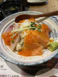 Average standard Sashimi Don in a small jap room 