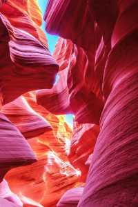 Go to the narrowest and most magical Antelope Canyon in the world to enjoy the magical and colorful colors.