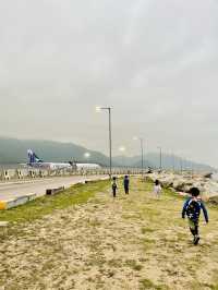 近距離望著飛機衝上雲霄 | 機場跑道尾