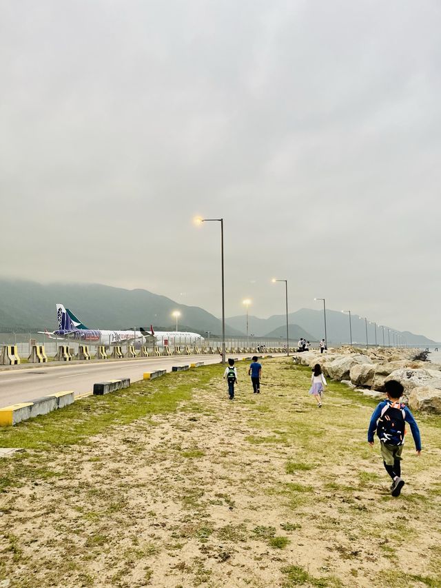 近距離望著飛機衝上雲霄 | 機場跑道尾