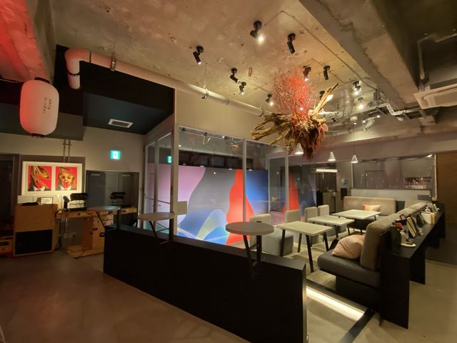 施設全体が個性的なアートホテルに宿泊。(フロント部分)
