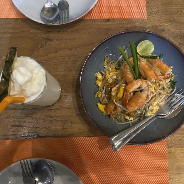 왓 아룬 사원이 보이는 맞은 편 “촘 아룬” 레스토랑 👩‍🍳