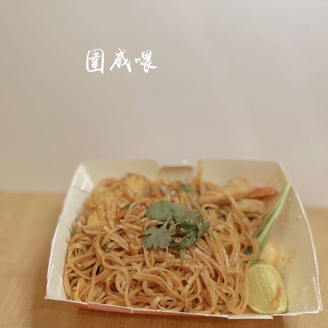 《 喂 ! 有 人 圍 住 餵 你 食 飯 好 威 水 》