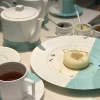 A cafe in a Tiffany Blue jewellery box