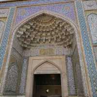 イラン シーラーズ "バキールモスク"          回廊の柱のアーチ、優美なモザイク、イスラム世界に没入!!