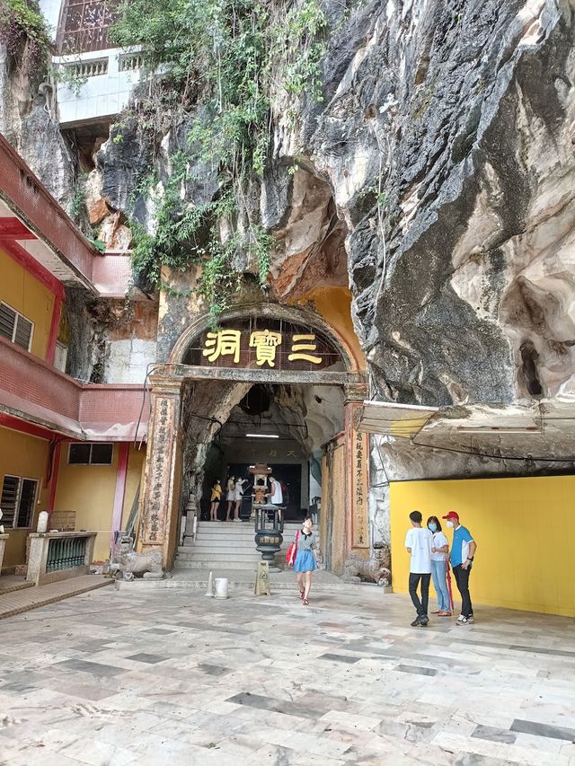  Sam Poh Tong Temple ⛩️✨