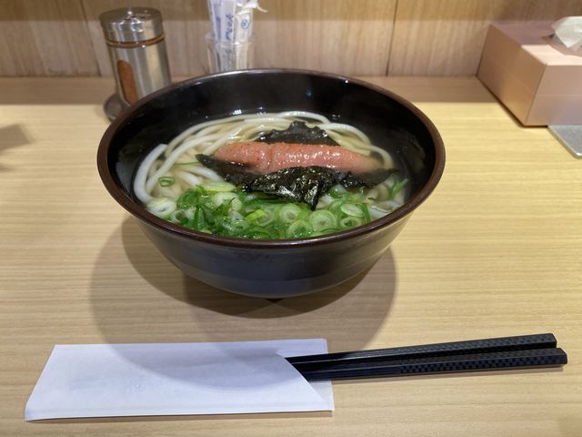 福岡博多駅。新幹線改札内の立ち食いうどん。明太子がまるまる一本『うどんそば恵寿多』