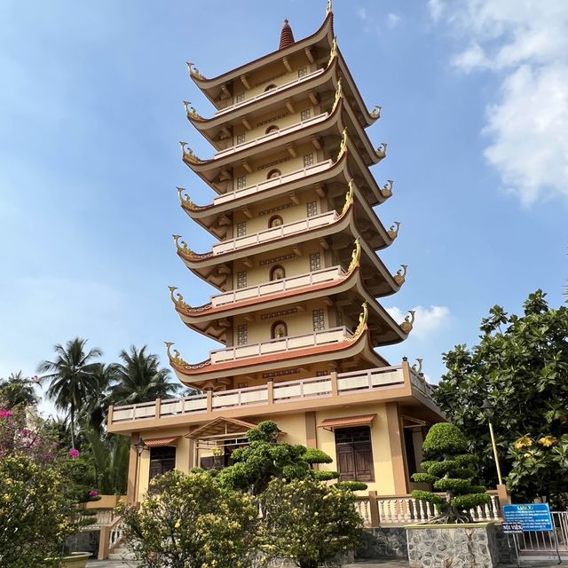 check out huge temple, reclining Buddha 